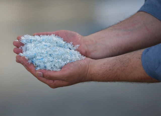 Sakarya ve Kocaeli&#039;deki 4 tesiste geri dönüşüm alanında faaliyet gösteren firma, plastik atıklardan elde ettiği pet levhaları ve ham maddeleri 50 ülkeye gönderiyor.

Söz konusu fabrikalarda yılda 40 bin ton pet atığı geri dönüştüren firma, Sakarya&#039;nın Akyazı ilçesindeki tesiste, gıda, beyaz eşya, mobilya, makine, sağlık ve reklam gibi sektörlerde kullanılan pet levhaları üretiyor.
