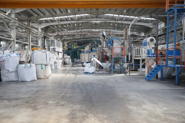 Türkiye&#039;nin dört bir yanından toplanan plastik atıklar, ayıklama, ayrıştırma, kırma, sıcak ve soğuk yıkamanın ardından durulama ve kurutma işlemlerinden geçiriliyor. Daha sonra pet levhaya dönüşen ürünler, 5 kıtada 50 ülkeye ihraç ediliyor.

&quot;Sıfır atık&quot; kapsamında işlemler sırasında kullanılan suları geri dönüştüren firma, atıklardan ürettiği pet flakelerle (pul) iç piyasadaki plastik sektörünün ham madde ihtiyacını da karşılıyor.