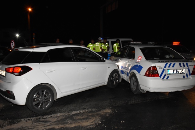 Aydın&#039;ın İncirliova ilçesinde polisten kaçmaya çalışan alkollü sürücü, otomobiliyle polis araçlarına çarpınca yakalandı.