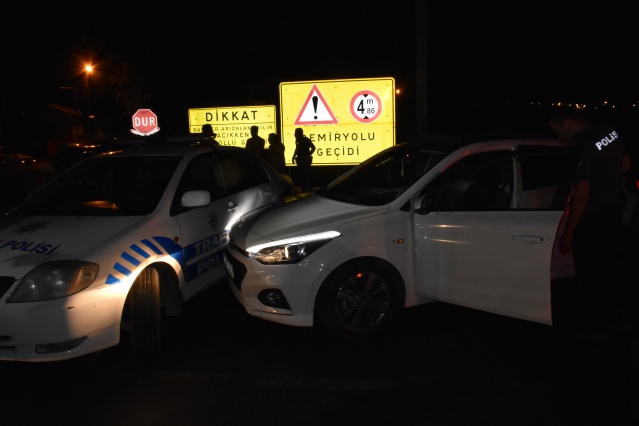 Aydın&#039;ın İncirliova ilçesinde polisten kaçmaya çalışan alkollü sürücü, otomobiliyle polis araçlarına çarpınca yakalandı.