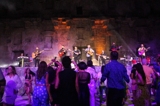 Ünlü Fransız müzik grubu Gipsy Kings ve grubun baş solisti Nicolas Reyes, Antalya&#039;nın Serik ilçesindeki Aspendos Antik Tiyatrosu&#039;nda konser verdi.