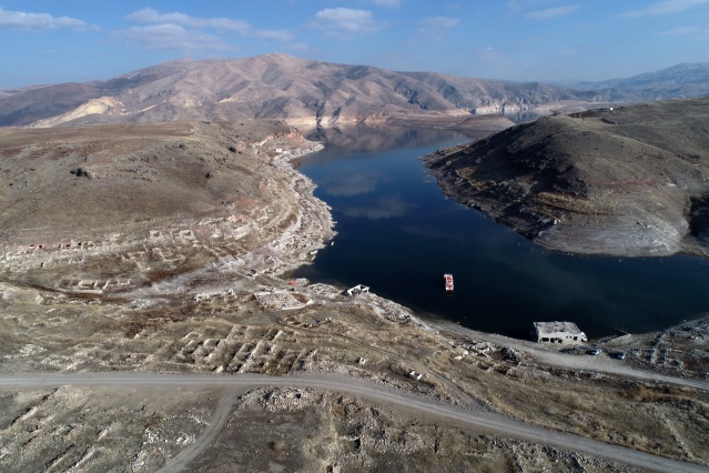 &quot;Su şu anda petrol kadar önemli&quot;

Yamula Barajı&#039;nda elektrik üretimi de yapıldığına dikkati çeken Güneş, şunları kaydetti:

&quot;Biz tabii elektrik üretimine karşı değiliz. Devletimizin takdiri ancak elektrik üretimi durmazsa baraj bitiyor. Bittiği zaman hem sulama yapamayacağız hem de barajın bir önemi kalmayacak. Onun için yetkililerden, ilgililerden bu süreçte elektrik üretiminin durdurulmasını istiyoruz. Konuyla ilgili bir rapor hazırlayıp yetkililere sunduk. Bu gibi durumlar için çiftçilerimizin ürünlerine kasko-sigorta yaptırması gerekiyor. Sigorta olmadan kuruyan ürüne destek almak mümkün değil. Bu yüzden çiftçilerimizin sigorta konusunu daha da ciddiye alması gerekiyor. Artık bir damla suya ihtiyacımız var. Suyun da kıymetini bilmemiz lazım. Evdeki suyu, tarladaki suyu, ahırdaki suyu daha dikkatli kullanmamız gerekiyor. Su şu anda petrol kadar önemli. Bu dönemde kuraklıktan çok etkilenmeyen nohut ve aspir gibi ürünlere yönelmemiz gerekiyor. Çiftçilerimizin bu ürünlere yönelmesi için devletimizin desteği ve yönlendirmesi gerekiyor.&quot;
