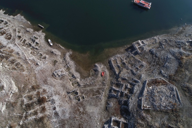 Güneş, kuraklığın her geçen yıl etkisini daha fazla hissettirmeye başladığını belirterek, tarım arazilerinin verimli kullanılabilmesi için daha çok baraj ve gölet yapılması gerektiğini ifade etti.