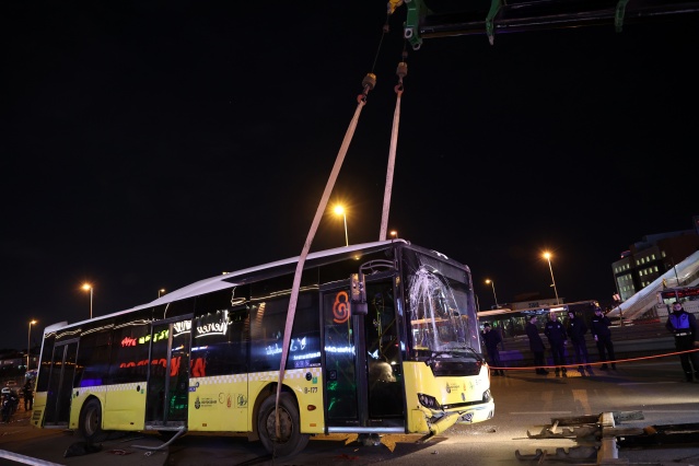 Bahçelievler&#039;de İETT otobüsünün, durak önünde minibüse çarpması sonucu 1 kişi öldü, 5 kişi yaralandı.

Alınan bilgiye göre, E-5 yan yol Metroport AVM önünde Sefer B. yönetimindeki 34 HY 8280 plakalı İETT otobüsü, kaldırıma çıkarak önce otobüs durağındaki yolculara, ardından bir minibüse çarptı.