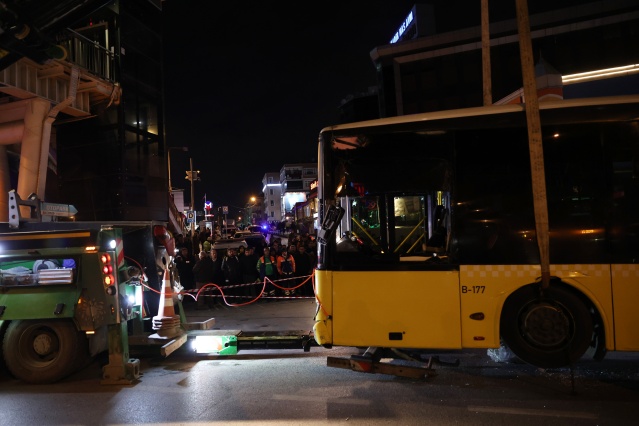 İhbar üzerine olay yerine polis ve sağlık ekipleri sevk edildi.

Kazada, fiziksel engelli Hikmet Kaya (51) olay yerinde hayatını kaybederken, Azerbaycan uyruklu Ahmad Rzayev, Cezayir uyruklu Messaouda Mariche, Fatma Oruç, Fehim Aydın ve Yeter Baygın yaralandı.