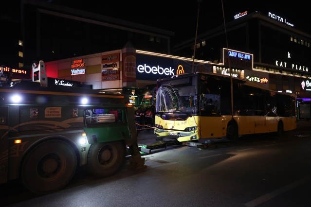 Ambulanslarla çevredeki hastanelere kaldırılan yaralılardan Rzayev&#039;in durumunun ağır olduğu öğrenildi.

Otobüs sürücüsü Sefer B, gözaltına alınarak polis merkezine götürüldü.

Olay yeri inceleme ve AFAD ekipleri kaza yerinde inceleme ve araştırmalarda bulunurken, otobüsün kaldırılması için İBB tarafından çekici getirildi.