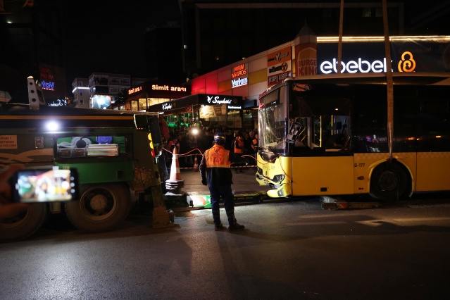 Bahçelievler Belediye Başkanı Bahadır&#039;dan açıklama

Bu arada, kaza yerine gelen Bahçelievler Belediye Başkanı Hakan Bahadır, gazetecilere yaptığı açıklamada, ilk bilgilere göre kazada 1 kişinin öldüğünü söyledi.

Bahadır, yolcuların, durağa doğru yaklaşan İETT otobüsünün şoförünün uyuyakaldığı yönünde beyanda bulunduklarını kaydetti.

Otobüsün önce kaldırıma çıktığını aktaran Bahadır, daha sonra bir minibüse çarparak durduğunu anlattı.