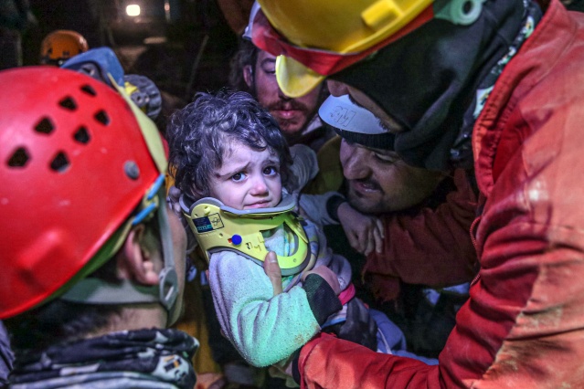 Ekiplerin enkaz kaldırma çalışmaları devam ediyor.