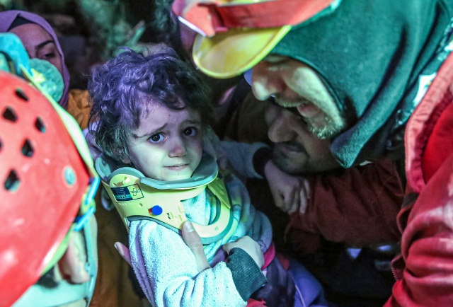 Sedyeyle ambulansa teslim edilen anne ve kız, hastaneye kaldırıldı.