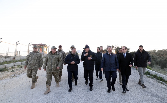 Burada karşılaştıkları Kolombiya&#039;dan gelen arama kurtarma ekibiyle görüşen Bakanlar Akar ve Koca, MSB&#039;ye bağlı ASFAT AŞ tarafından kurulan günlük 10 bin kişilik yemek dağıtım kapasitesine sahip mutfak ile Türk Silahlı Kuvvetlerine ait ekmek fırınında incelemelerde bulundu.

Akar, burada yemek yiyen vatandaşlarla ve ekiplerle görüştü, daha sonra sanayi bölgesi yakınlarında kurulan çadır kenti ziyaret etti. AFAD yetkililerinden çadır kent hakkında bilgi alan Akar, bölgenin güvenliğinden sorumlu Mehmetçik&#039;ten çalışmalara ilişkin brifing aldı, talimat verdi.