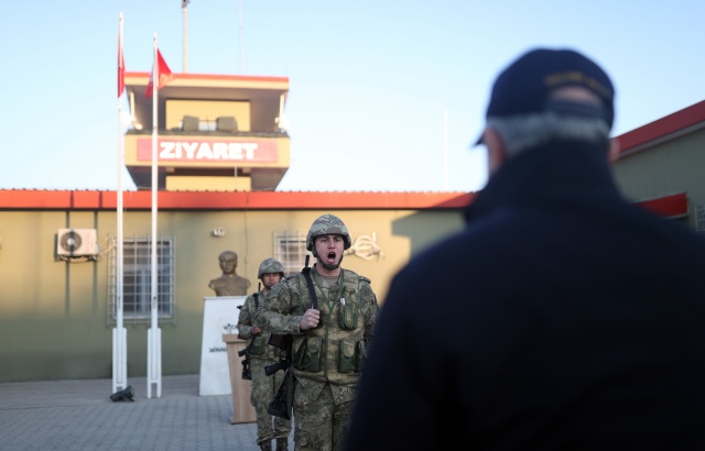 Milli Savunma Bakanı Hulusi Akar ile Sağlık Bakanı Fahrettin Koca, Kahramanmaraş merkezli depremlerden etkilenen Altınözü ve Antakya ilçelerinde devam eden çalışmaları inceledi, depremzedelerle bir araya geldi.

Kırıkhan, İskenderun, Samandağ ilçelerindeki çalışmaları inceleyen Akar, Sağlık Bakanı Fahrettin Koca ile Altınözü ve Antakya ilçelerine de giderek depremin ardından yapılan çalışmalara ilişkin bilgi aldı, talimat verdi.