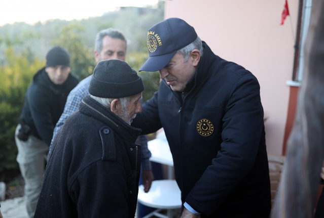 Çadır kentteki sağlık görevlileri ile de görüşen Akar, vatandaşlarla da bir araya gelerek taleplerini dinledi. &quot;Acımız, kederimiz büyük. Bu yaraları sarmak için ilk günden itibaren asil milletimizle birlikte omuz omuza çalışarak tek yumruk, tek yürek olarak inşallah tüm bu sıkıntıların üstesinden gelecek, yaralarımızı saracağız&quot; ifadelerini kullanan Akar&#039;a vatandaşlar, &quot;Allah sizden razı olsun. Allah devletimize milletimize zeval vermesin, sizlere güç versin.&quot; karşılığını verdi.
