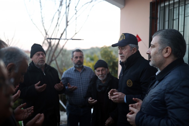 Kolombiya&#039;dan gelen arama kurtarma ekibi

Akar ve Koca, Antakya&#039;da ilk olarak merkezdeki Türk Silahlı Kuvvetleri İrtibat Bürosu&#039;na giderek nöbet, devriye, arama kurtarma faaliyetlerinin yanı sıra yaşam destek çalışmalarına ilişkin bilgi aldı.

Daha sonra tescilli kültür varlığı niteliğinde olan ve depremde hasar gören Hatay Vali Konağı&#039;nda incelemelerde bulunan Akar ve Koca, Gündüz Caddesi&#039;ndeki çalışmaları takip etti.