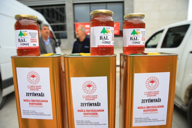 Muğla&#039;da üreticiler, &quot;asrın felaketi&quot; olarak nitelenen Kahramanmaraş merkezli depremlerin etkilediği bölgelerdeki depremzedelere ulaştırılmak üzere çam balı ve zeytinyağı yardımında bulundu.

Muğla ve ilçelerindeki birlik, oda ve hayırseverler tarafından toplanan ürünler Muğla Tarım ve Orman Müdürlüğü bahçesine getirildi.