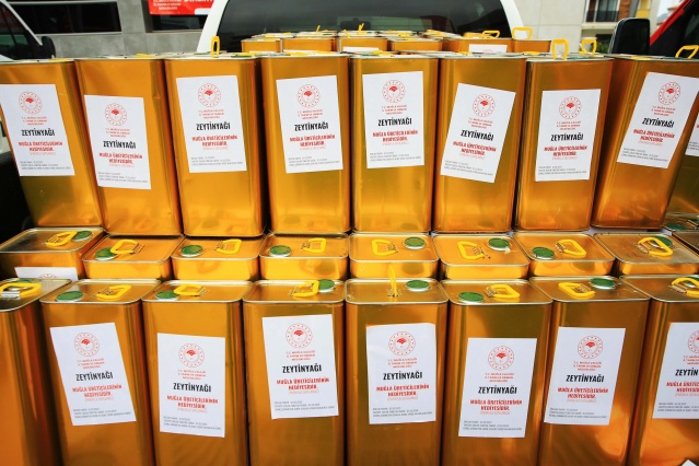 Süt üreticilerinin de bir günlük sütlerini bağışlayarak bugüne kadar 100 ton süt topladığını, bunun 50 tonunu peynir yapacaklarını anlatan Saylak, Ramazan öncesi hazırlayacakları gıda kolileriyle peynirleri de misafirlere vereceklerini dile getirdi.
