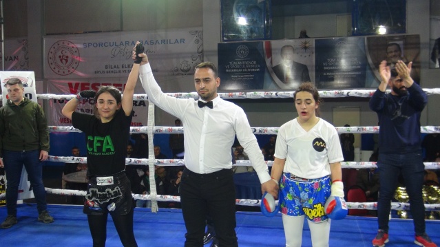 İran ve Azerbaycanlı sporcuların antrenörü Ali Haghnazari ise depremzedelere destek olmak için Bitlis&#039;e geldiklerini bildirerek, &quot;Organizasyondan elde edilen gelir depremzede kardeşlerimizin yararına kullanılacak. Allah böyle bir afeti bir daha yaşatmasın.&quot; dedi.

Gönüllülerinden Yahya Fedai Kaçmaz da depremzedeler yararına &quot;Buradayım Grubu&quot;nu kurduklarını ifade ederek, &quot;Deprem bölgesindeki ihtiyaçları karşılamak amacıyla hareket ediyoruz. Vatandaşlarımızın ringe attığı oyuncakları depremzede çocuklara ulaştıracağız.&quot; ifadelerini kullandı.