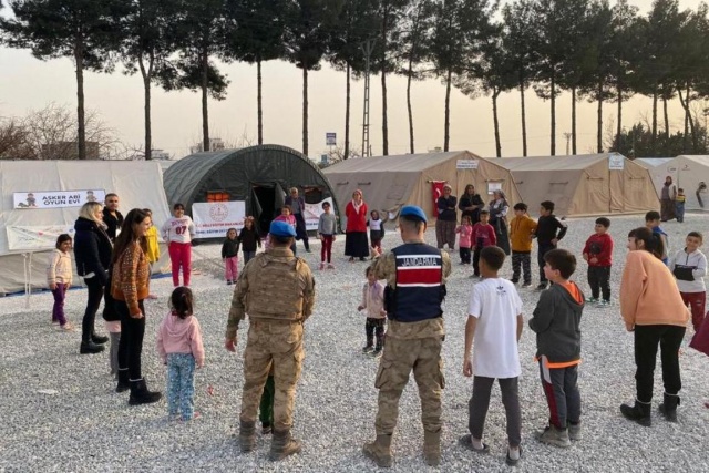 Kaymakam Remzi Demir, öğretmen, veli, öğrenci ve hayırseverlerin desteklediği kampanyayla toplanan 15 bin oyuncak ve kırtasiye malzemeleri, 9 gönüllü öğretmen tarafından Adıyaman&#039;a götürüldü.