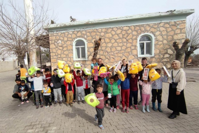 Kampanyaya diğer illerden de yoğun destek geldiğini anlatan Saçın, şunları kaydetti:

&quot;Kısa sürede toplanan 15 bin oyuncağı tıra yükleyerek bir minibüs eşliğinde afet bölgesine gittik. 3&#039;ü idareci 9 öğretmenle bölgede 3 gün çalışma yürüttük. Tatvan&#039;dan Adıyaman&#039;a görevlendirilen askeri birliğimiz de çalışmalarımıza destek oldu. Adıyaman&#039;da 25 köy ve 34 çadır kent olmak üzere 59 yerde psikososyal destek çalışması yaptık. Düzenlediğimiz etkinliklerle çocuklarımızın eğlenmelerini sağladık. Çocukların isteklerine göre oyuncakları dağıttık. Kampanyamıza destek sunan ve emeği olan herkese teşekkür ediyoruz.&quot;