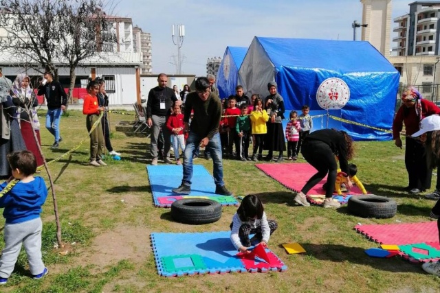 Cumhuriyet, Yunus Emre ve Sahil anaokullarında görevli öğretmenler, Adıyaman&#039;daki depremzede çocuklara oyuncak ve kırtasiye malzemesi toplamak için &quot;Sevgi Bağı Kampanyası&quot;nı başlattı.
