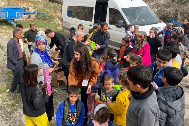 Yunus Emre Anaokulu Müdürü Serkan Saçın, depremzede çocuklar için başlattıkları oyuncak kampanyasının 10 gün sürdüğünü söyledi.