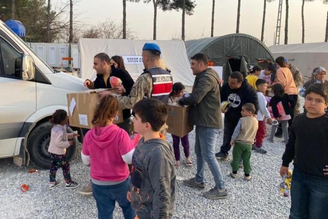 Bitlis&#039;in Tatvan ilçesinde öğretmenlerin yürüttüğü kampanya kapsamında toplanan 15 bin oyuncak, Kahramanmaraş merkezli depremlerden etkilenen Adıyaman&#039;da çocuklara dağıtıldı.