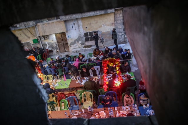 Halep'de enkaz haline gelen evlerin arasında toplu iftar