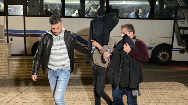 Emniyet Genel Müdürlüğü Siber Suçlarla Mücadele Daire Başkanlığı koordinesinde Samsun merkezli 11 ilde düzenlenen yasa dışı bahis ve suç operasyonunda gözaltına alınan 65 kişi emniyete götürüldü.

Samsun Cumhuriyet Başsavcılığından alınan talimatlar doğrultusunda İl Emniyet Müdürlüğü Siber Suçlarla Mücadele Şube Müdürlüğü ekipleri, &quot;7258 sayılı kanuna muhalefet ve suçtan kaynaklanan malvarlığı değerlerinin aklanması&quot; suçu kapsamına giren yasa dışı bahisle ilgili çalışma başlattı.