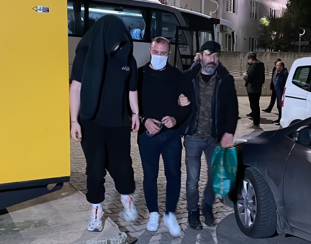 Ekipler, Samsun, İstanbul, Adana, Manisa, Rize, İzmir, Antalya, Erzurum, Mersin, Aksaray ile Ankara&#039;da düzenledikleri eş zamanlı operasyonda 65 şüpheliyi yakaladı.