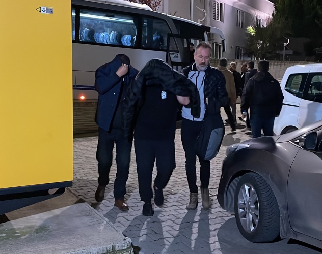 Sağlık kontrolünden geçirilen zanlılar, Samsun Emniyet Müdürlüğüne getirildi.

Operasyonda ele geçirilen dijital materyallere de el konuldu.