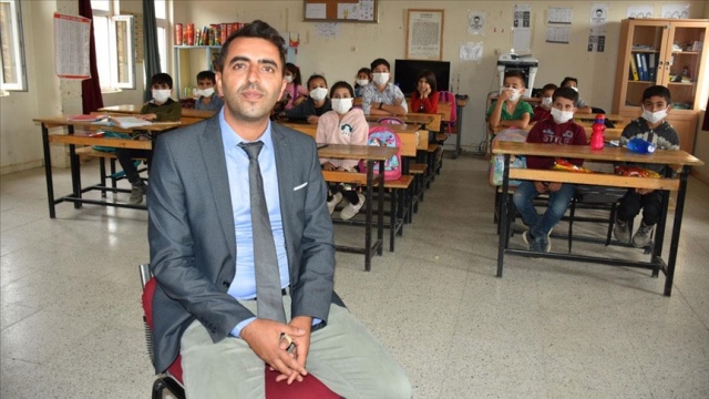 &quot;Velileri okula çektik&quot;
Bu sayede okula laboratuvar malzemesi temin ettiklerini, öğrencilerin de giyim, tablet ve kırtasiye ihtiyaçlarını giderdiklerini ifade eden Uyanık sözlerini şöyle sürdürdü:

&quot;Şu anda her çocuğun tableti var. Her çocuk istediği çalışmayı yapabiliyor. Öğrenciler burada bilimsel deneyler yapıyorlar, fen bilimlerini yaparak, yaşayarak işliyorlar. Yaptığımız ilk işlerden biri de veliyi okula çekmek oldu. Yaptığımız tüm işlerden veliler haberdardır. Evde çocuklarına nasıl yardımcı olacakları konusunda onlarla sürekli görüşüyoruz. Hatta belirli gün ve haftalarda da tüm velilerimizi okula çağırıyoruz yaptığımız etkinlikleri onlarla paylaşıyoruz. Küresel Öğretmen Ödülü&#039;ne aday gösterildiğimi duyduğumda gerçekten çok heyecanlandım. Bir köy okulu öğretmeni olarak bu ödüle gösterilmek büyük bir başarı benim için. Bu başarıyı şehit olan öğretmenlerimize ve bu işe gönül verenlere adıyorum.&quot;

Öğrencilerden Nehla Taş da çok sevdiğini belirttiği öğretmeninin dersleri anlayacakları şekilde anlattığını, eğitici etkinlikler yaptıklarını aktardı.