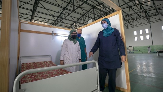 Kovid-19 salgını Tunus&#039;ta son dönemde yeniden yükselişte. Dün salgının başından bu yana en yüksek vaka sayısı kaydedildi. Son 24 saatte 116 kişinin hayatını kaybettiği ülkede toplam can kaybı 14 bin 959&#039;a, vaka sayısı ise 5 bin 921 artışla 420 bin 103&#039;e çıktı.

İslam tarihinde büyük öneme sahip Kayrevan kenti, her 100 bin kişide 400&#039;den fazla vaka ile Tunus&#039;ta salgının merkezi haline geldi. Dünya Sağlık Örgütü de Kayrevan&#039;daki durumun endişe verici olduğunu belirtti.

Kayrevan&#039;da salgınla mücadeleye en büyük desteği verenler arasında Miftah ailesi bulunuyor.

Topladıkları bağışlar ve gönüllülerin yardımıyla bir spor salonunu 80 yataklı sahra hastanesine dönüştüren cerrah Ali Miftah, eşi Dr. Emel Sava ve kızları Dr. Meryem Miftah, burada Kovid-19 hastalarının tedavisi için çalışıyor.

Ailenin son doktor üyesi Meryem Miftah&#039;ın öncülük ettiği sivil toplum kuruluşu aracılığıyla başlatılan yardım kampanyasında toplanan bağışlar, gönüllüler, kentteki sağlık otoriteleri, Kızılay, hatta izcilerin de katılımıyla hayata geçirilen sahra hastanesi bugün Kayrevan&#039;daki en büyük Kovid-19 servisi kabul ediliyor.

Eski siyasi mahkum cerrah
Miftah ailesi, hastanenin el birliğince kuruluş hikayesini anlattı.