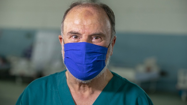 Ailenin babası Dr. Ali Miftah, yaklaşık 30 yıl önce Kayrevan Hastanesinde çalışırken siyasi suçlarla mahkum edildiğini belirterek, &quot;Hapishanedeyken de gönüllü olarak doktorluk yaptım. Doktorlar, insanlara her durumda yardım etme ve hayat kurtarma yemini eder.&quot; dedi.

Bu dönemde hastaneden ihraç edildiğini paylaşan Miftah, sonrasında kendi muayenehanesini açmak zorunda kaldığını ifade etti.

Tunuslu doktor, salgının ilerlemesinin ardından kızının girişimiyle sahra hastanesini kurmaya başladıklarını aktardı.

Hastanedeki yatakları birbirinden izole edecek ahşap panelleri kendisinin yaptığını söyleyen tecrübeli cerrah, &quot;Bugün tam teşekküllü hale gelen bu hastaneyi; bazıları burada çalıştığı halde hayatını kaybetmiş ve tedavi de görememiş, tüm yardım edenlere ithaf ediyoruz.&quot; diye konuştu.