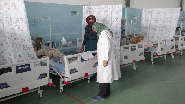 Ailenin en yeni doktor üyesi
Tıp fakültesinden kısa süre önce mezun olan Meryem Miftah, mesleğinin ilk yıllarında Kovid-19 salgınıyla tanıştı.

Kayrevan&#039;da bir hastanede çalışan Meryem Miftah, öncülük ettiği sivil toplum kuruluşuyla şehirdeki hastalara ve sağlık sorunları olanlara yardım etmeye çalışırken, salgının başlamasıyla ailesiyle sahra hastanesi kurma fikrine odaklandıklarını söyledi.

Miftah, hastanenin kuruluşunda ve sonrasında ihtiyaçlarını sosyal medya aracılığıyla duyurduklarını, sivil toplum kuruluşları, şahıslar ve kurumların da bu çağrıya karşılık verdiğini anlattı.

Sivil toplum kuruluşu aracılığıyla hala hastalar için ilaç ve oksijen cihazı temini için faaliyet gösterdiklerini aktaran genç doktor, asıl çabanın oksijen cihazı temini yerine aşılamaya verilmesi gerektiğini vurguladı. Miftah, &quot;Koronavirüs aşısı, oksijen cihazından çok daha ucuz, ayrıca insan hayatı karşısında bunun kıyası bile yok.&quot; ifadelerini kullandı.