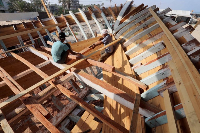 Gazze&#039;nin güneyindeki Han Yunus kentinde imkansızlıklar içinde yapılmaya çalışılan tekne 21 metre uzunluğunda ve 6-4 metre genişliğinde.

Beyt El-Hayr Kurumu&#039;nun fon desteğiyle inşa edilen teknenin hazırlanması için gereken malzemelerin tedarik edilerek tüm eksikliklerin giderilmesi durumunda birkaç ay içerisinde denize indirilmesi bekleniyor.

AA muhabirine konuşan teknenin yapımcısı Halid Alvan, teknenin inşasında imkansızlıklar sebebiyle sıkıntı çektiklerini kaydetti.

İsrail&#039;in Gazze&#039;ye uyguladığı ambargodan ötürü gerekli ekipman ve hammaddeleri ithal edemediklerini söyleyen Alvan, teknenin yapımının bu sebeplerle sekteye uğradığını belirtti.