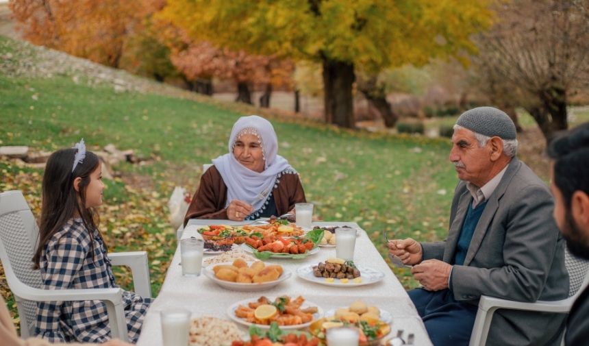 Kurban Bayramı, Aile Ziyaretleri Ve Paylaşma Zamanı Olarak Kutlanır. Bayram Süresince Akraba Ve Komşularla Et Paylaşılır.