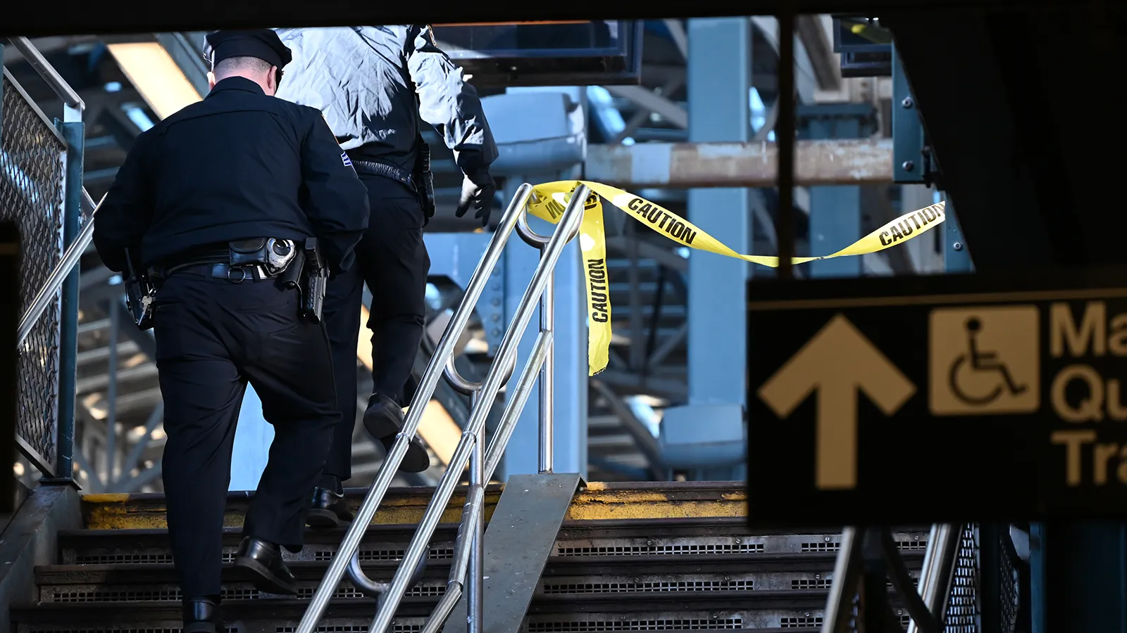 New York'ta Metroda Dehşet Uyuyan Kadını Ateşe Verdi