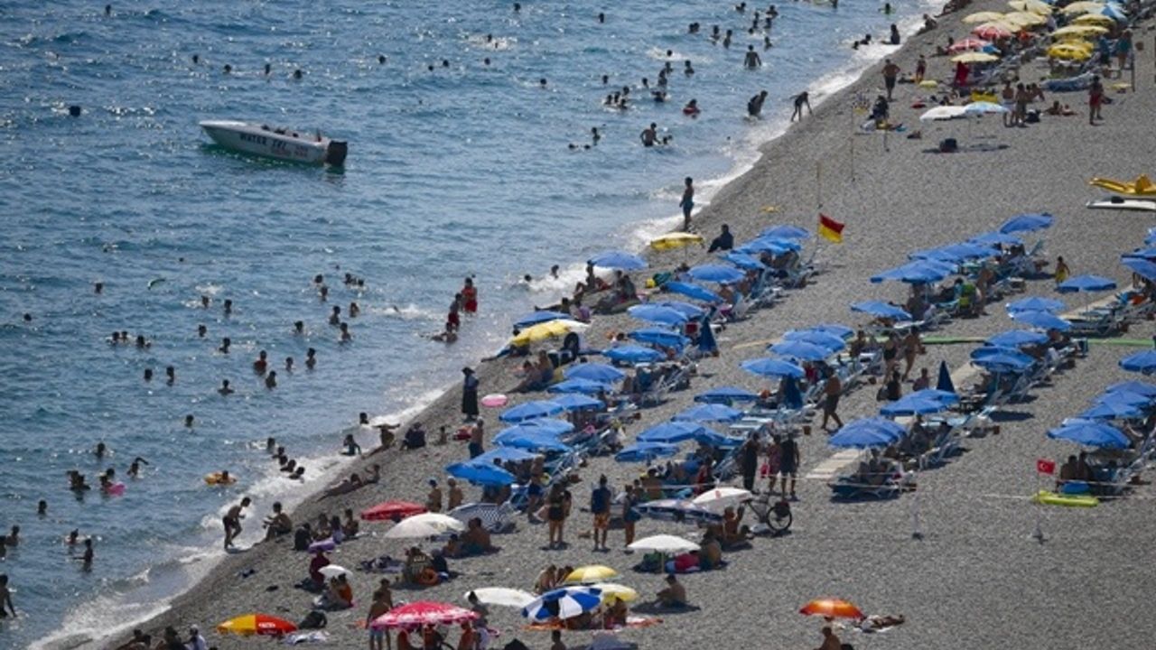 Antalya sahillerinde bayram tatili yoğunluğu