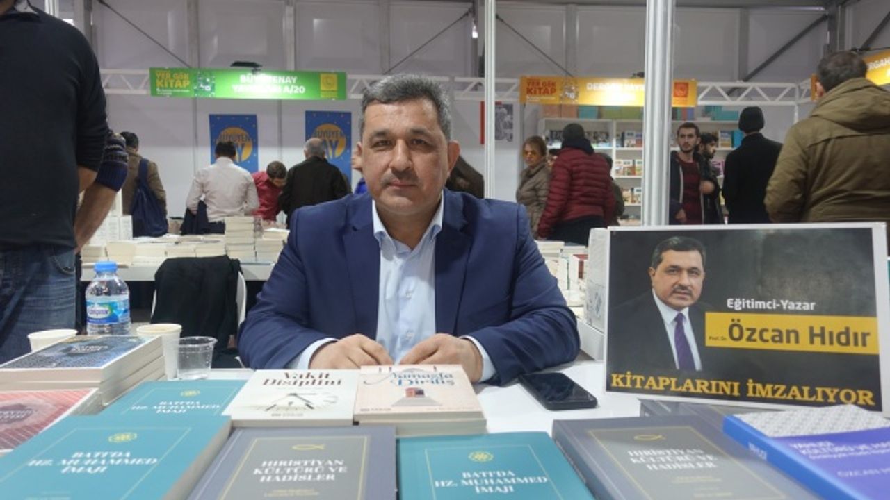 Yazarlar Üsküdar Kitap Fuarı'nda kitaplarını imzaladı