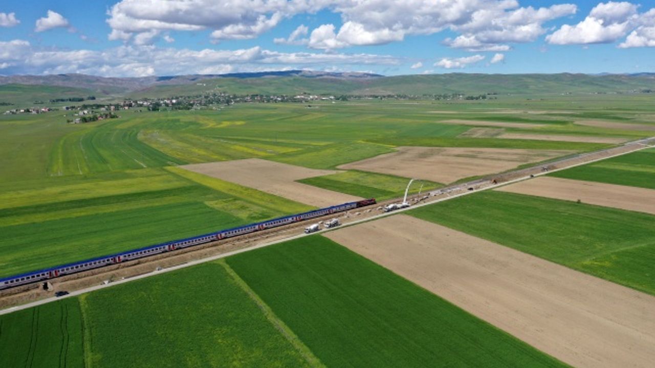 Vangölü Ekspresi, gezi tutkunlarına bölgenin eşsiz manzarasında yolculuk fırsatı sunuyor