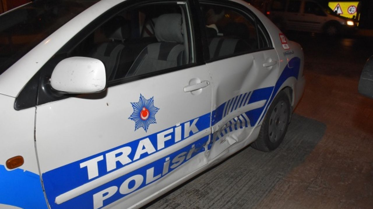 Aydın'da polisten kaçmaya çalışan alkollü sürücü, otomobili ekip araçlarına çarpınca yakalandı