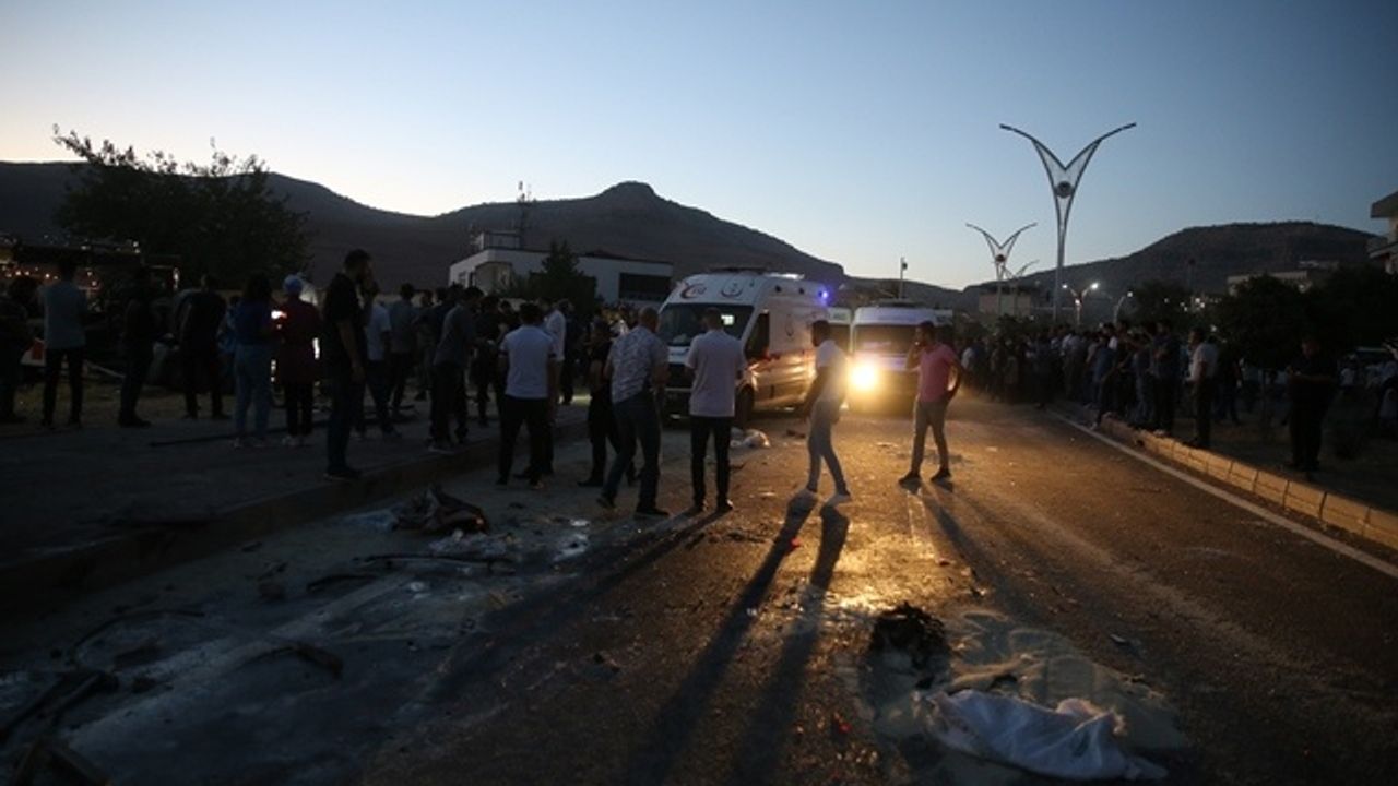 Mardin'de kaza yapan araçlara müdahale edenlere tır çarptı, 16 kişi hayatını kaybetti