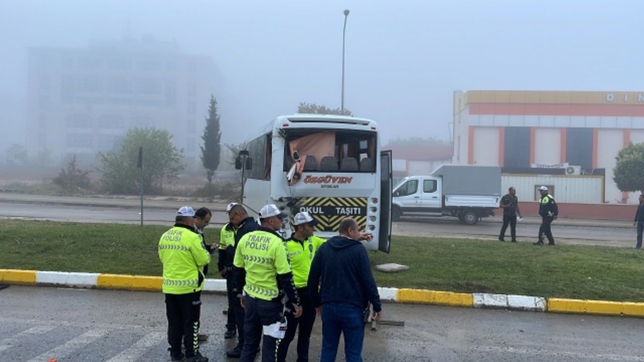 Edirne'de iki servis minibüsünün çarpıştığı kazada 20 kişi hafif yaralandı