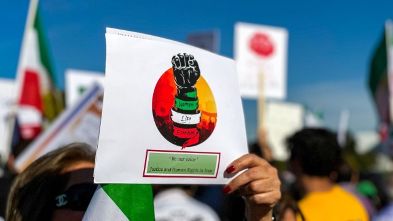 İranlı Mahsa Emini'nin gözaltına alındıktan sonra ölümü, ABD'de protesto edildi