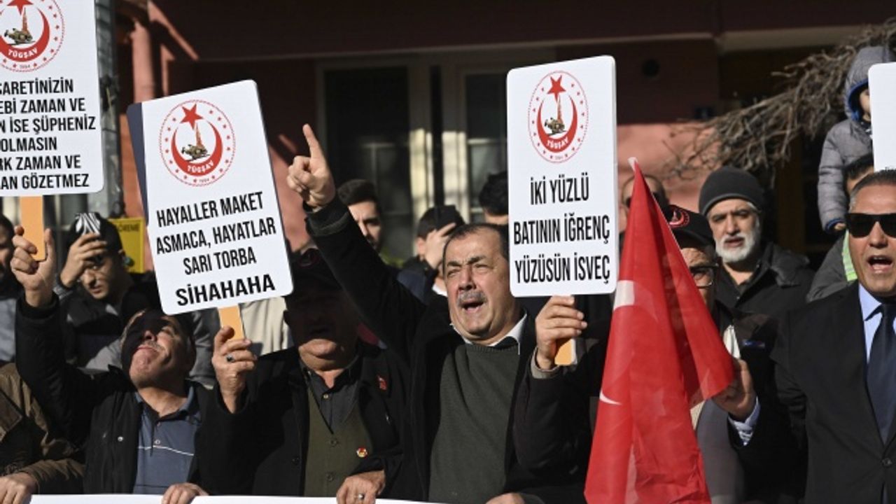 Bazı sivil toplum kuruluşları İsveç'te Kur'an-ı Kerim yakılmasını protesto etti
