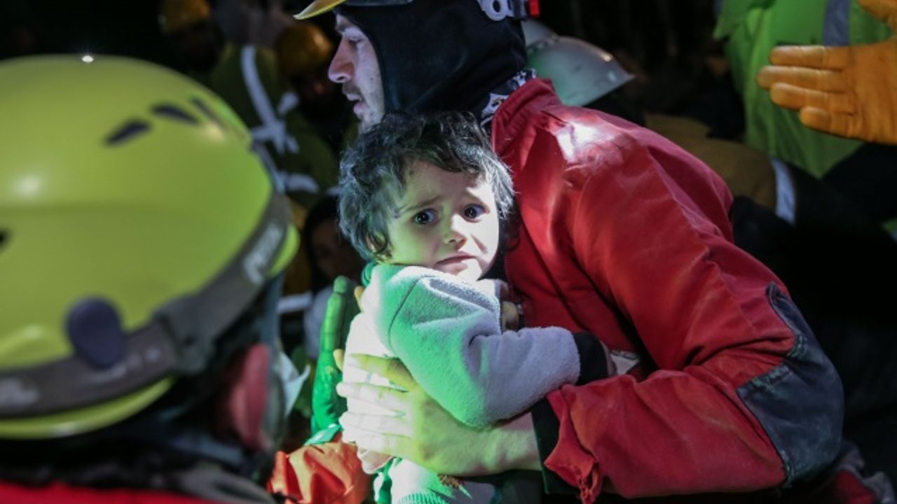 Hatay'da depremden yaklaşık 44 saat sonra anne ve iki yaşındaki kızı kurtarıldı