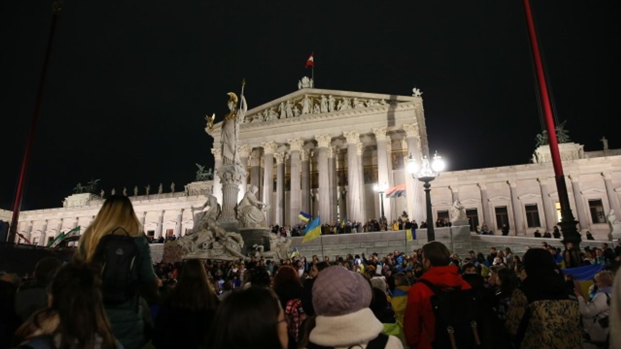Avusturya’da ırkçı grupların tarihi Hofburg sarayında düzenlediği balo protesto edildi