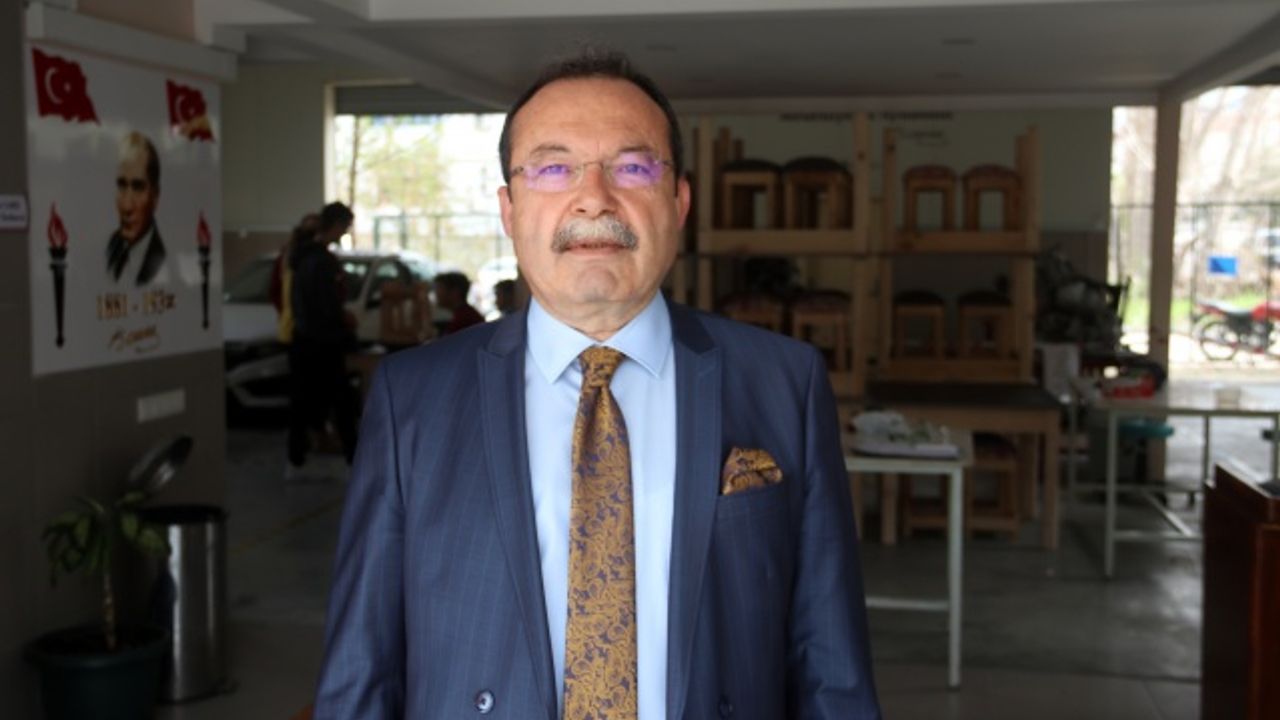 Fethiye’de öğretmen ve öğrenciler depremzedeler için masa ve tabure üretiyor