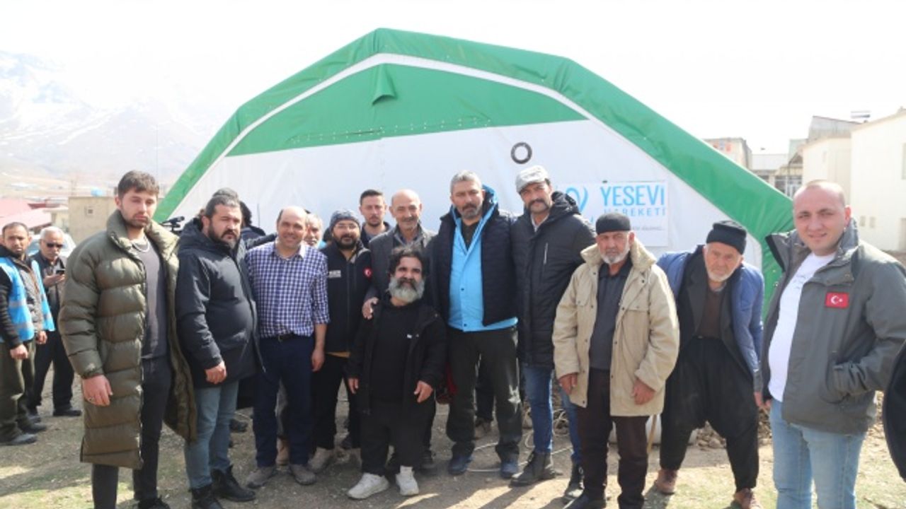 Depremde tüm camileri zarar gören Ekinözü ilçesinde çadır mescit kuruldu