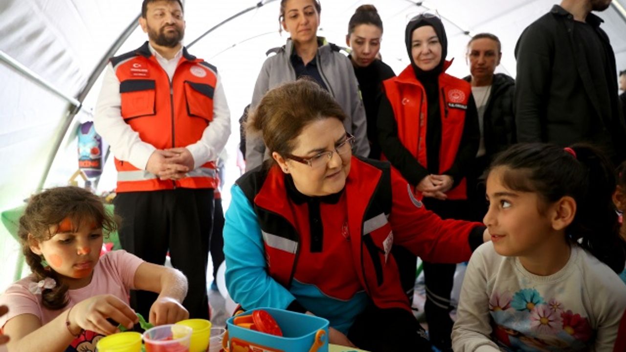 Aile ve Sosyal Hizmetler Bakanı Derya Yanık, Hatay'da çadır kenti ziyaret etti