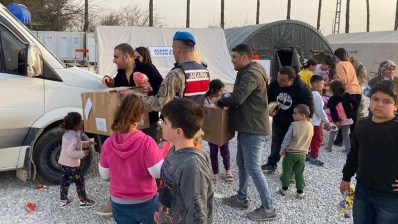 Bitlis'te gönüllü öğretmenlerin topladığı 15 bin oyuncak depremzede çocuklara hediye edildi